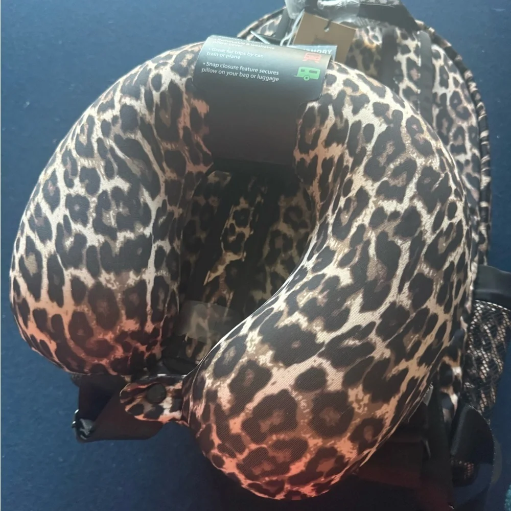STEVE MADDEN cheetah backpack,neck pillow & luggage tag! 🤎🖤Travel in style 🖤🤎